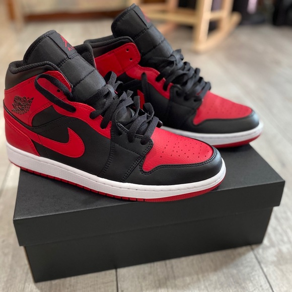 🎉SOLD ELSEWHERE🎉 Men’s AirJordan 1Mid Nike Shoes - Picture 3 of 11